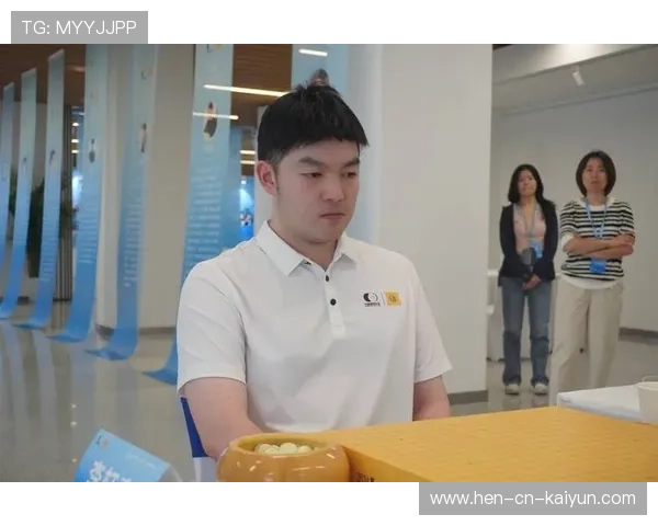 李轩豪在“湾区杯”围棋大棋士赛中战胜卫冕冠军杨楷文，围棋选手李轩豪